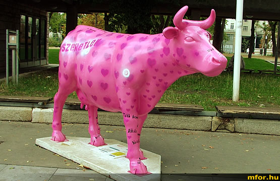 Szeptember 17-ig tekinthetik meg az érdeklődők a 2007-es Tehénparádé alkotásait az Erzsébet téren Budapesten. Szeptember 17-ig tekinthetik meg az érdeklődők a 2007-es Tehénparádé alkotásait az Erzsébet téren Budapesten.