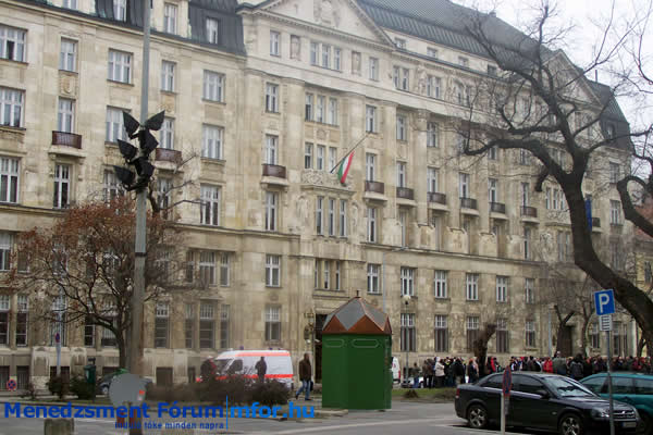 A Pénzügyminisztérium elé gyűltek A Pénzügyminisztérium elé gyűltek