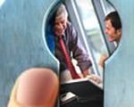 Még mindig rejtőzködniük kell a melegeknek a munkahelyeken