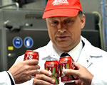 Orbán Viktor számol a Coca-Colával