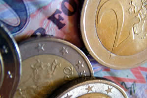 A görög dráma 300 forint felé tolhatja az eurót