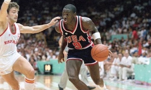 Rekord: több mint 190 ezer dollárért kelt el Michael Jordan sportcipője