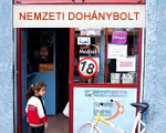 Csak egy lépés és bármit árulhatnak a trafikosok
